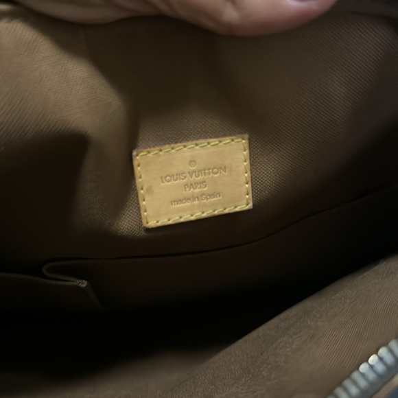 Louis Vuitton Large Monogram Crossbody - Picture 4 of 6